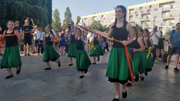 La cultura popular s'exhibeix en el seguici d'inici de Festa Major de Sant Cugat