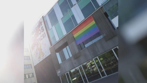 La bandera de l'Arc de Sant Martí, a la façana de l'ajuntament