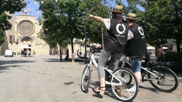 Els periodistes de Cugat Mèdia cobreixen la Festa Major sobre dues rodes