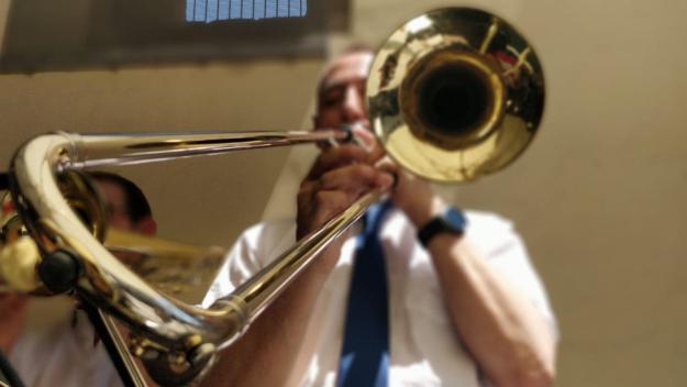 El vermut de canya i el swing vencen la calor aquest matí de dissabte de Festa Major