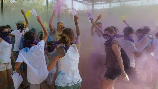 La festa Holi tenyeix de mil colors el parc de Ramon Barnils