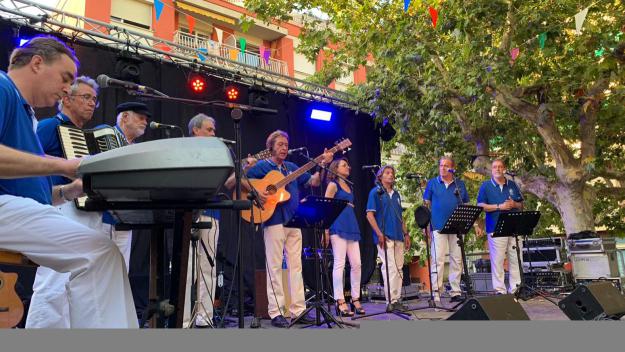 Alt: Els Nois de l'Eixida i els Cremats transporten la Festa Major a la costa amb havaneres