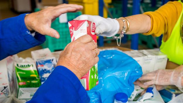 Sant Cugat recull 4.210 litres de llet per a la campanya 'Cap nen sense bigoti'