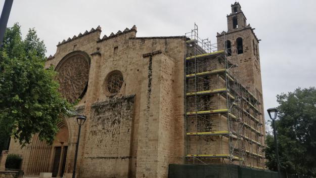 En marxa les obres de restauració de la façana sud del Monestir