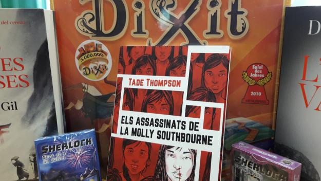 Tres jocs de taula i tres llibres per a les estones d'oci d'aquest estiu