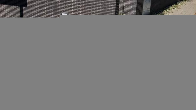 Graves desperfectos en la acera de Josep Irla, 15