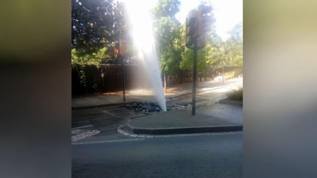 Una espectacular fuita d'aigua sorprèn els vianants prop del Golf