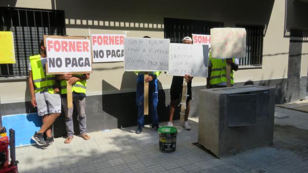 Protesta dels peons d'una obra pels impagaments de la promotora