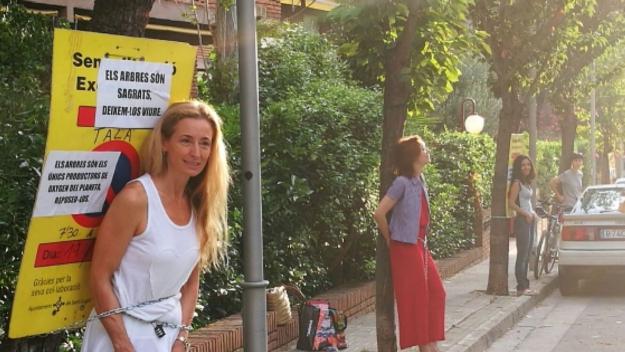 Fa dos anys diversos veïns s'encadenaven a arbres de l'Eixample Sud per evitar-ne la tala