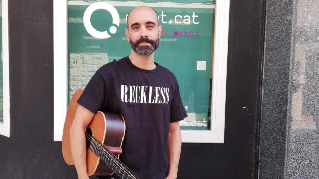 [ENTREVISTA] Carlos Bragado, músic: 'Jo anava amb vestit i corbata cada dia, ara la jornada laboral és un regal'