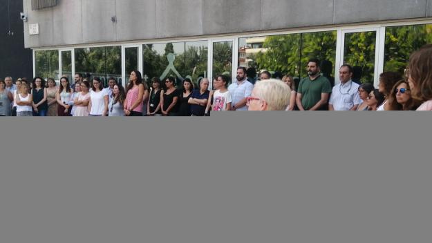 Una setantena de persones es concentra per rebutjar l'assassinat masclista de Terrassa