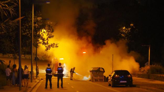 Cremen quatre contenidors a l'Avinguda del Bell Indret