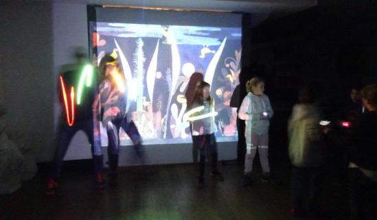 Els artistes locals Aram Millet i Dani Berenguer decoren la tanca de Can Llobet amb un grafiti