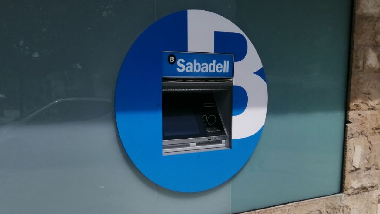 Banc Sabadell estrena els seus nous caixers a Sant Cugat