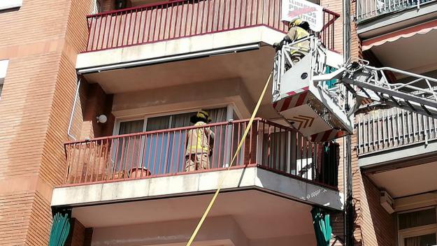 Un petit incendi crema una part d'una terrassa del carrer de Sant Bonaventura