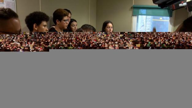 Els joves del casal d'estiu de la Creu Roja visiten Cugat Mèdia