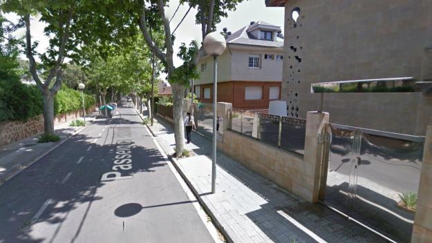 Crema un contenidor d'obra al passeig de Valldoreix