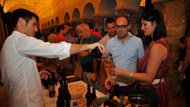 Alt: L'Ateneu maridarà òpera i vi aquest trimestre amb la proposta 'Òpera entre copes'