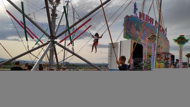 Veïns i comerços de Volpelleres es donen de la mà en l'inici de la festa grossa del barri