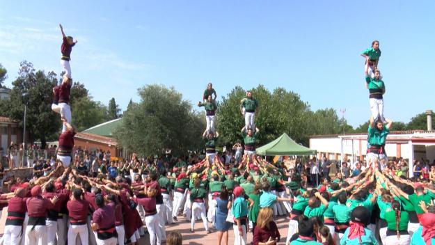 Els Gausacs fan petita la plaça del casal a la trobada castellera de la Festa Major de Valldoreix