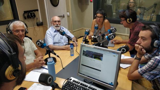 Alt: La tertúlia del 'Sant Cugat a fons' repassa l'actualitat més destacada del ple municipal