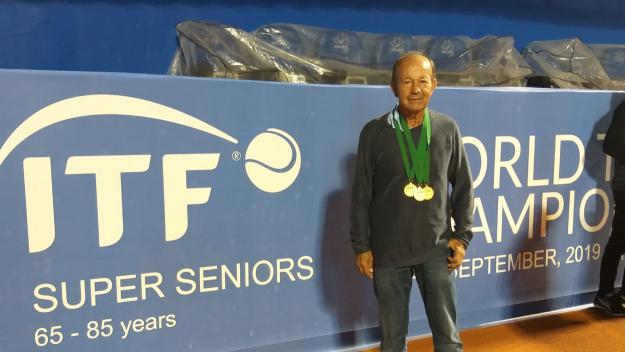 Jairo Velasco, tricampió del món de tennis i número 1 mundial a la categoria més 70 anys