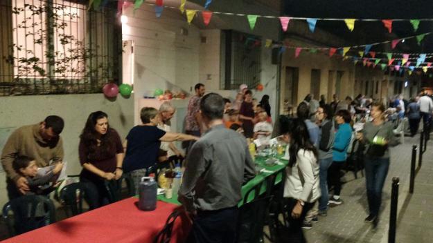 El veïnat del carrer de Sant Esteve fa germanor amb un sopar de carmanyola