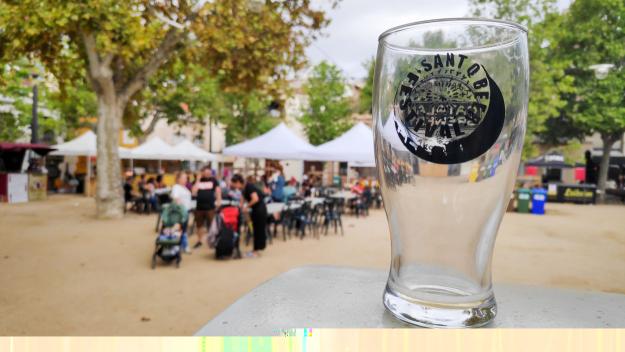 El Sant Q Beer Festival omple la plaça de Barcelona de bon ambient i cervesa artesana