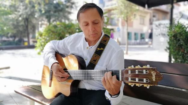 De l'ensenyament a la guitarra: 36 anys després Joan Artigas aposta per la música
