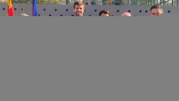 Dos alumnes del Viaró entreguen a Gerard Piqué el premi memorial Aldo Rovira