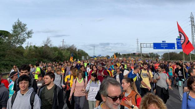 La Marxa per la Llibertat bloqueja l'AP-7 i la B-30