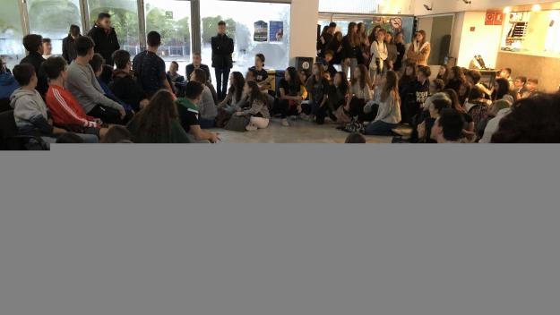 Seguda d'un centenar d'alumnes de l'Angeleta en suport al jove santcugatenc detingut durant la vaga