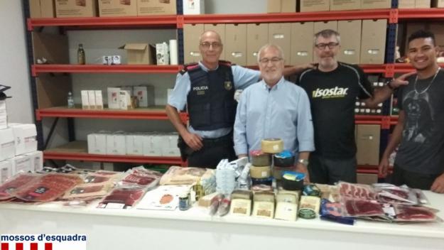 Mossos entrega a Càritas 30 quilos d'aliments intervinguts de dos robatoris