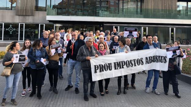 Una quarantena de persones mostra el seu rebuig a l'augment de l'IBI i al tribut metropolità