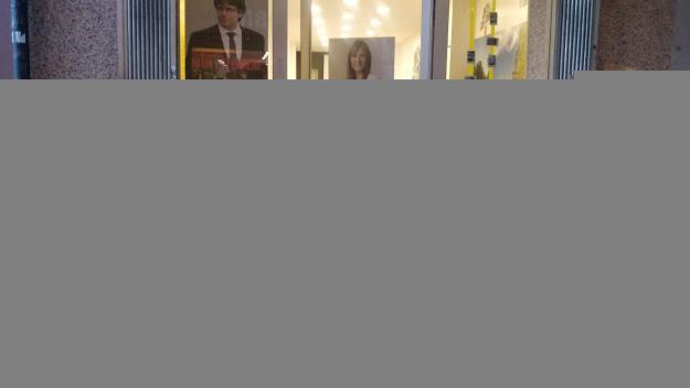 Pintada a la seu de Junts per Sant Cugat: 'Prou repressió'