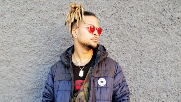 La vida d'A-Killer, un perruquer convertit en raper, traper i creador de videoclips