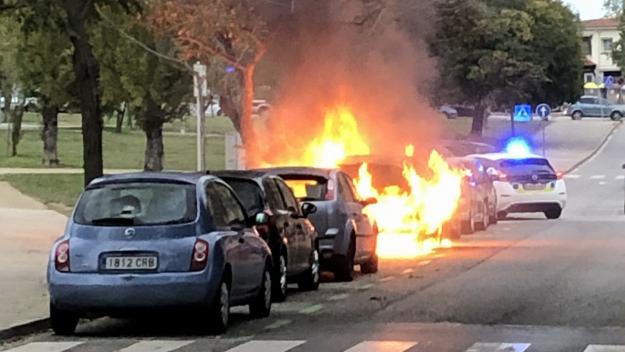 Cremen dos cotxes al carrer de l'Abat Armengol de Sant Cugat