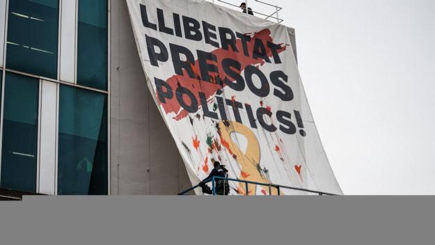 La pancarta de suport als 'presos polítics' torna a estar visible