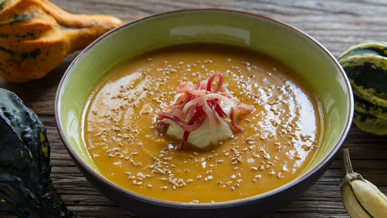 Ou 'poché' amb sopa de pernil i crema de carbassa i moniato, dues propostes per aquesta temporada