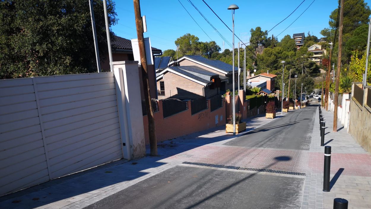 La reurbanització del carrer de Can Llobet pacifica el trànsit i la seguretat dels vianants