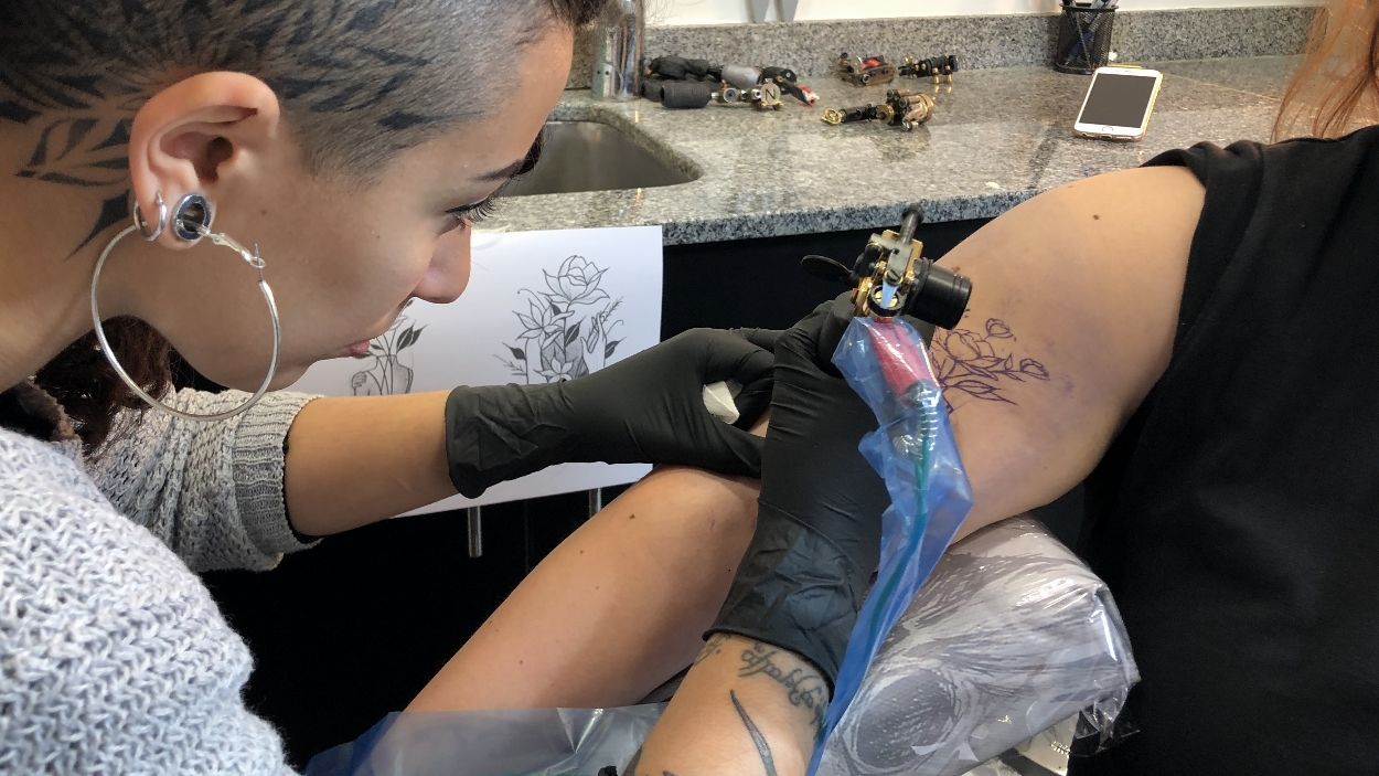 Tinta solidària contra la violència masclista