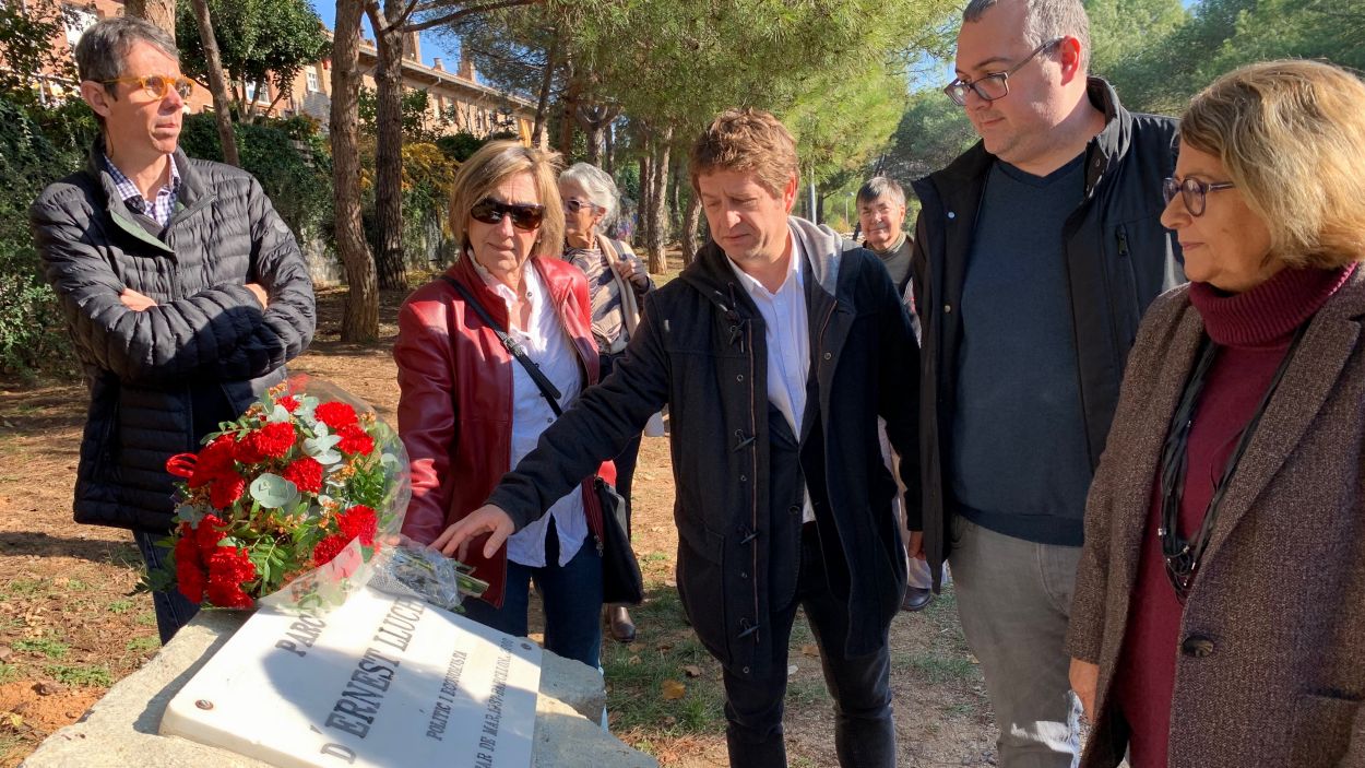 El PSC de Sant Cugat recorda Ernest Lluch i la seva defensa del diàleg amb una ofrena floral