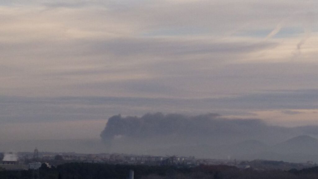 Alt: El fum de l'incendi en una nau a Montornès, visible des de Sant Cugat