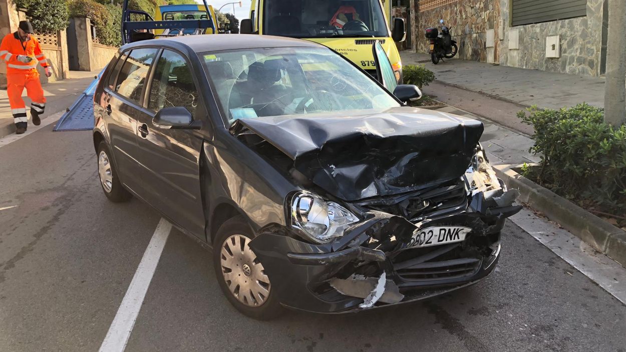 Un ferit en un xoc frontal a Valldoreix contra un camió aparcat