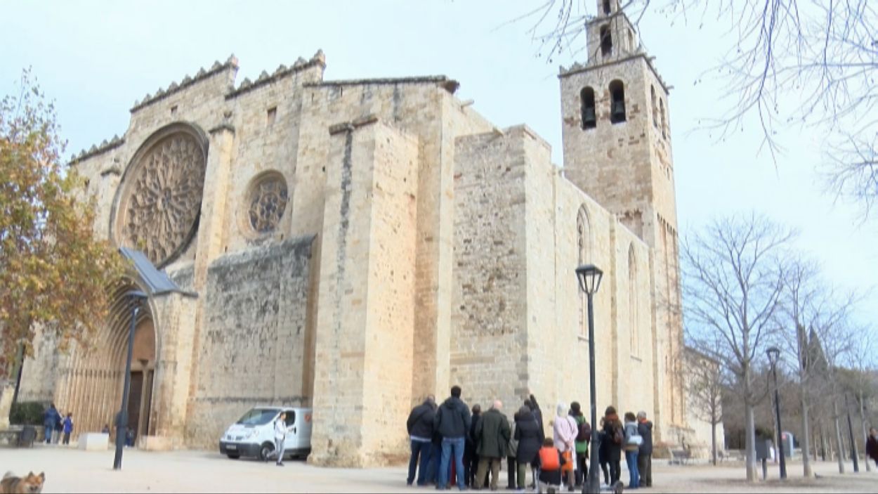 Ja llueix restaurada la façana sud del Monestir de Sant Cugat