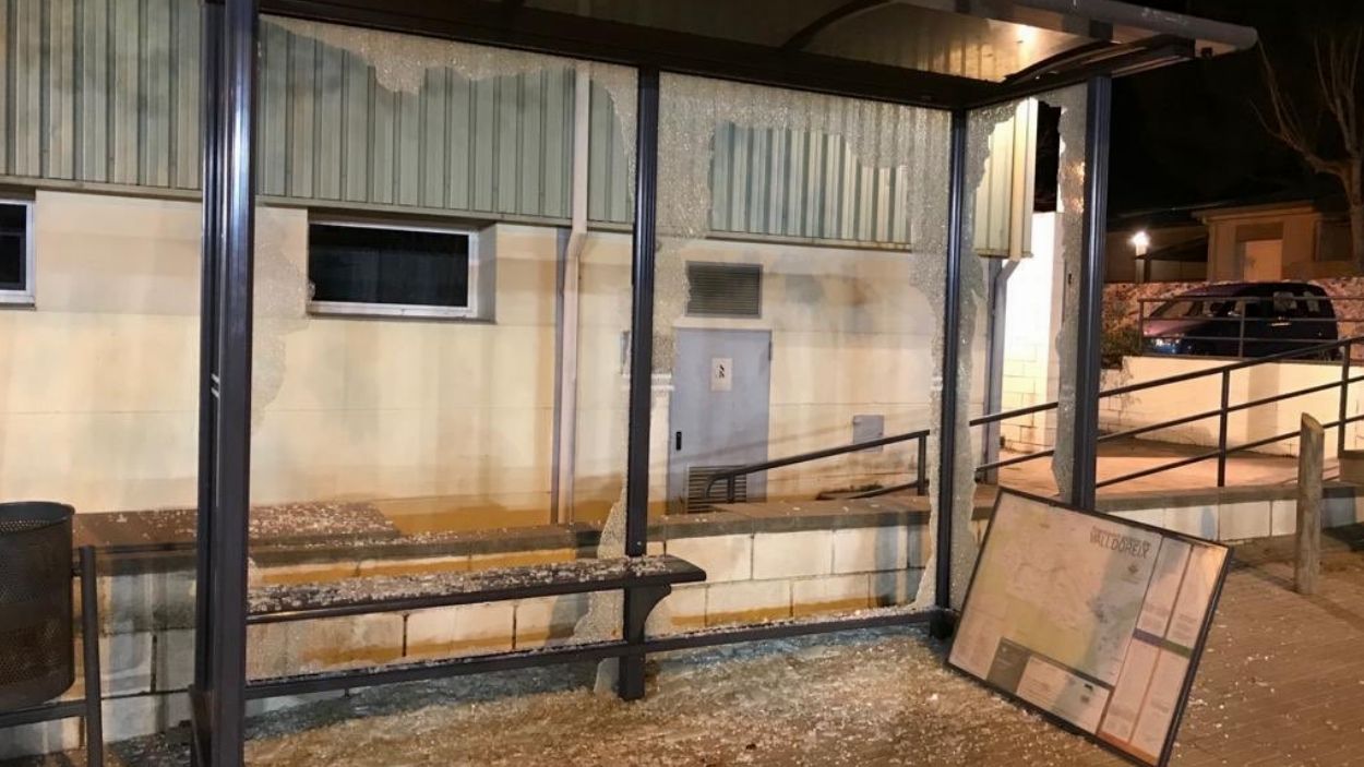 Destrossen una marquesina d'autobús a Valldoreix