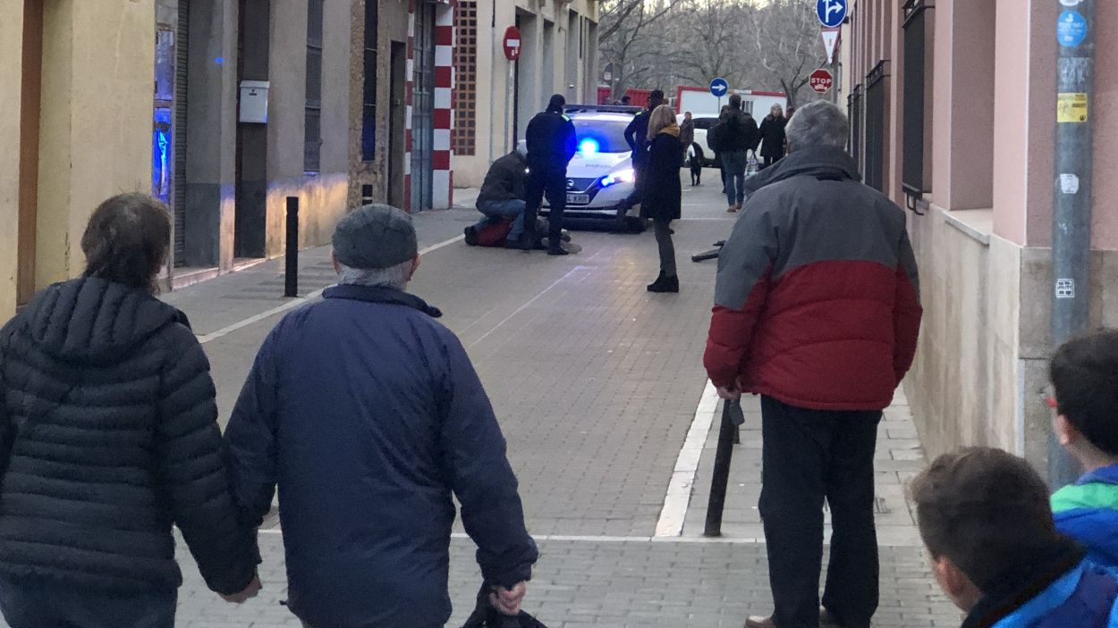 La Policia Local deté una persona en ple carrer per tràfic de drogues