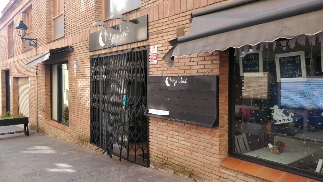 Un robatori consumat i tres temptatives en comerços en una nit