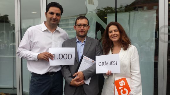 C's presenta un miler de signatures a favor de retirar l'estelada de Lluís Millet