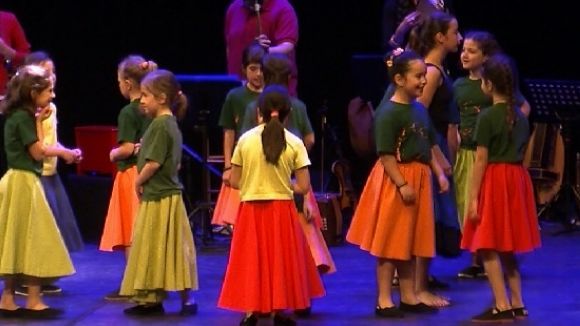 Centenars d'alumnes de l'Esbart es posen a prova al Teatre-Auditori amb música en directe